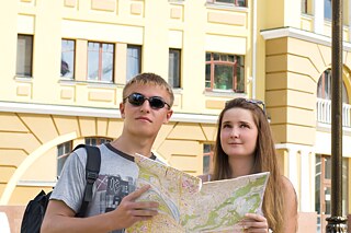 Zwei junge Touristen mit Stadtplan