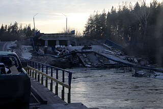 Prosinec 2022: Přechod přes řeku Severní Doněc po provizorním mostě.