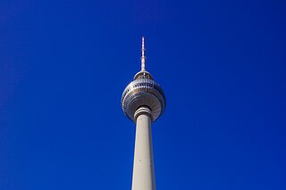 Der Fernsehturm auf dem Alexanderplatz in Berlin