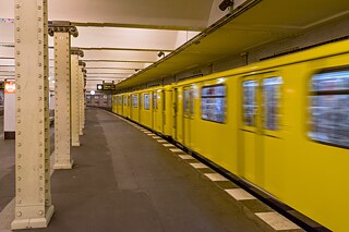 Eine U-Bahn im Bahnhof