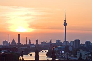 Die Skyline von Berlin mit Brücken
