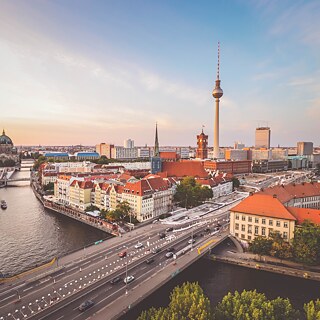 Vogelperspektive: Skyline Berlin mit Alexanderturm und Spree