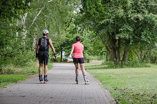 Ein Mann und eine Frau auf Inline Skates 