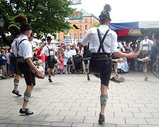 Eine Gruppe Männer beim Schuhplatteln - ein traditioneller bayrischer Tanz