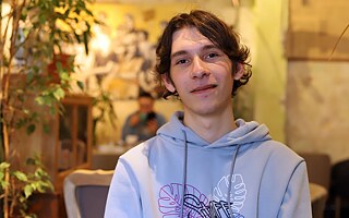Oleksandr Kowaldskyj vermisst seine Freund*innen. Er ist als einziger seiner Deutsch-Abschlussklasse in der Ukraine geblieben.