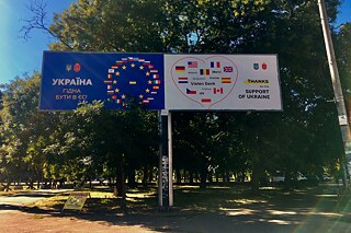 Білборд в Одесі: Україна дякує за міжнародну підтримку (праворуч) і говорить про себе, що гідна бути в ЄС (ліворуч).