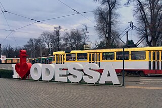 Напис «I love Odessa» на Старосінній площі біля головного залізничного вокзалу.