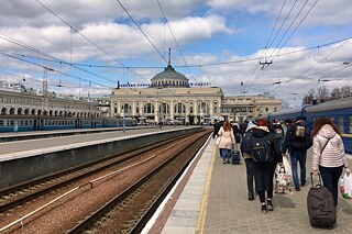 На головному вокзалі Одеси: тисячі людей прибувають і від'їжджають щодня.