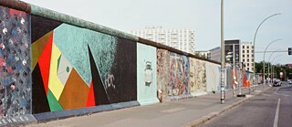Ein Bild der Berliner Mauer mit Graffiti.