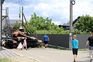 Буча / Гостомель, Київська область, липень 2023 року: Український танк «Перемога», який, за переказами, відбив кілька російських танків, тепер є популярним місцем дитячих забав.