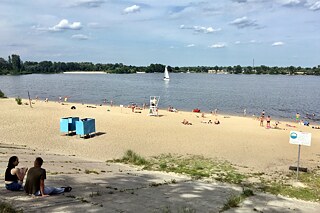 Київ, травень 2023 року: Пляж Дніпра на житловому масиві Оболонь.