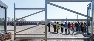 Alumnos y alumnas de escuela secundaria, en la plaza de revista del campo de concentración Neuengamme.