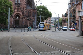 Die Straßenbahnlinie 1 an der Johanneskirche