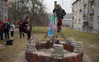 2022 року галерея Plato в Остраві разом з колективом  Spodní 27 і місцевими мешканцями створили оригінальну різдвяну ялинку — мистецький об’єкт під назвою «Потреба».