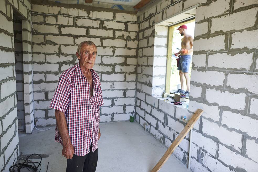 Олексій Олексійович, власник згорілої хати, каже що будував її протягом 40 років самостійно. А тепер не може повірити, що замість зруйнованої будівлі вже звели нову.