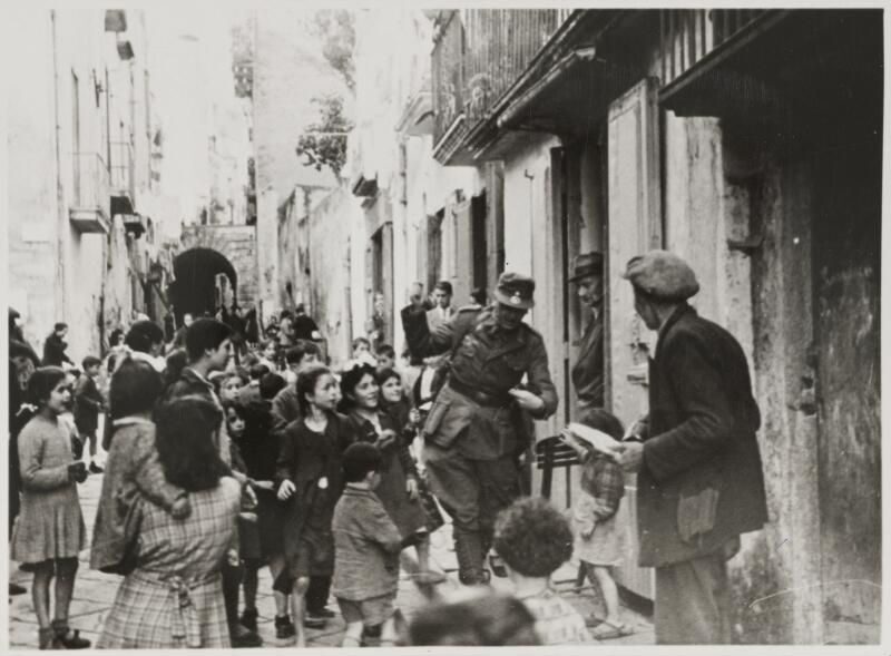 Soldato circondato dalla popolazione napoletana