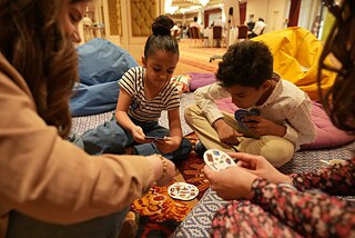 zwei Kinder spielen ein Sprachspiel mit Bildkarten