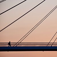 eine Person auf einer Brücke