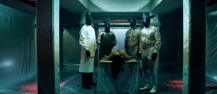  “Fox” Dr. Ludwig (Sebastian Hülk), "Rabbit" Jaunig (Simon Schwarz), "Pig" Bertl Puch (Gregor Bloéb) and goat Edwin Schönborn (Shenja Lacher) are waiting for the fifth man.