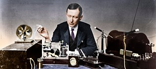 L'ingénieur italien Guglielmo Marconi a essayé en 1902 la première transmission radio transatlantique de – codes Morse ! Marconi, entre autres, avec un émetteur radio et un bouton de morse (enregistrement non daté).