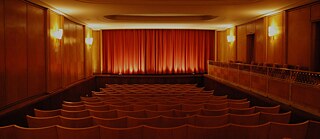 Beleuchteter, festlicher, vertäfelter Filmvorführraum