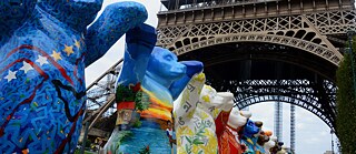 Berliner Bären stehen in Paris vor dem Eiffelturm