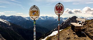 Grenzschilder von Bayern und Tirol in den Alpen