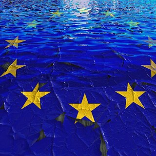 Die Farbe einer gemalten Europaflagge bröckelt