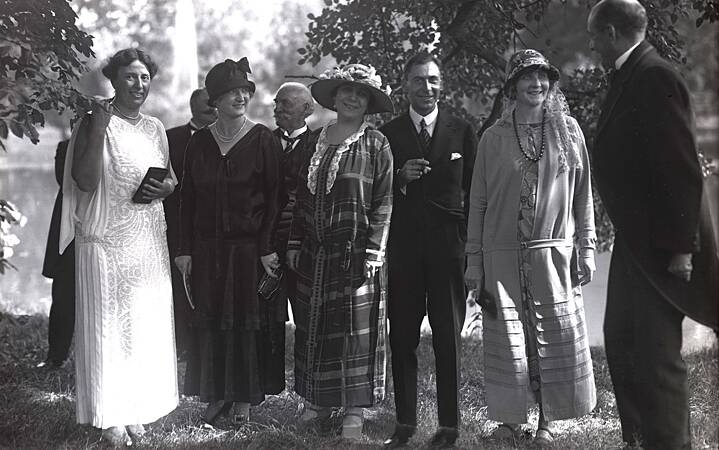 Atelier di moda Rosenbaum: visita dei Ministri degli Esteri dei Paesi della Piccola Intesa e delle loro mogli a Lány con Alice Masaryk, Hana Benešová e Jan Masaryk, 14 luglio 1924