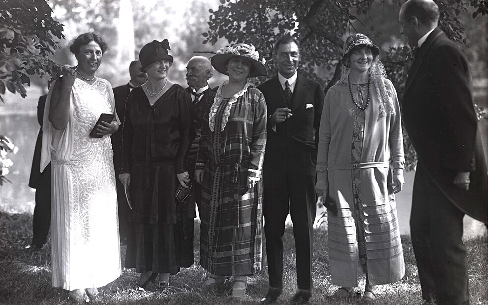 Salón Rosenbaum: visita a Lany de los Ministros de Relaciones Exteriores de la Pequeña Entente y sus esposas con Alice Masaryk, Hana Benešová y Jan Masaryk, 14 de julio de 1924