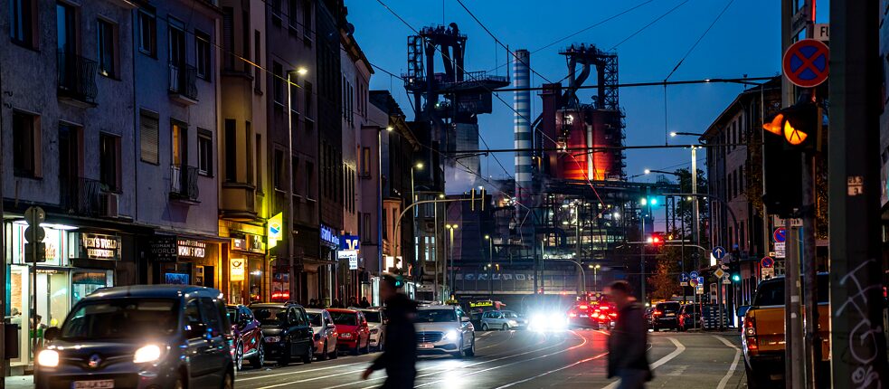 De dominantie van fossiele brandstoffen: de staalfabrieken torenen boven de stad uit - hier de Thyssen-Krupp fabriek in Duisburg.