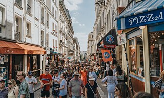 Eine belebte Straße in Paris