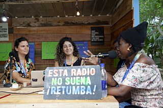 Mesa de radio en vivo producida por el colectivo Noís Radio