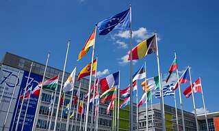 Verschiedene Flaggen Europas an Fahnenmasten