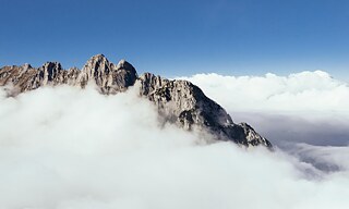 Ein Berggipfel in den Wolken