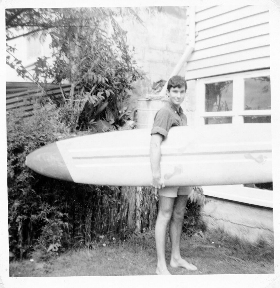 Dave Lowe als Teenager beim Surfen