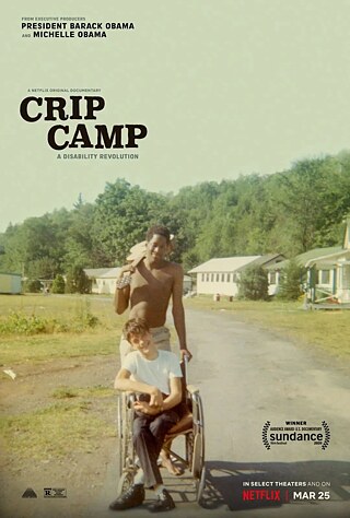 Crip Camp © © Netflix 在《残疾营地》的海报中，轮椅上的人双腿交叉，推着轮椅的人肩扛吉他。他们身后是一条郊野小路、几栋白色的房子，以及一片郁郁葱葱的树林 