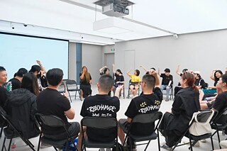 Die kreisförmige Sitzanordnung fördert die Kommunikation zwischen den Teilnehmer*innen | Bild mit freundlicher Genehmigung des UCCA Ullens Centre for Contemporary Art