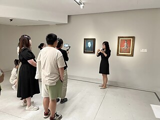 Zhou Jiayi führt gehörlose Besucher*innen in Gebärdensprache durch die Ausstellung | Foto mit freundlicher Genehmigung von Zhou Jiayi