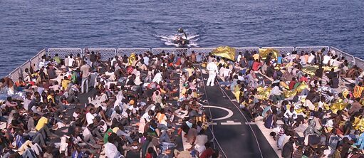 Filmstill aus „Eldorado”: Migranten auf einem Militärschiff während der Rettungsaktion Mare Nostrum