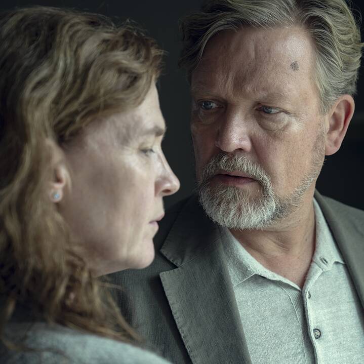 Julika Jenkins as Karin Beck and Justus von Dohnányi as Matthias Beck, Lena's parents. Stillframe from the Netflix Germany series "Liebes Kind / Dear Child"