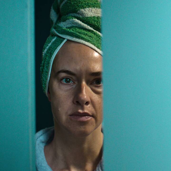 "Lena" (Kim Riedle) opens the door. Stillframe from the Netflix Germany series "Liebes Kind / Dear Child"