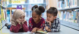 Kinder lesen in der Bibliothek (qq)