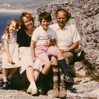 analoges Foto einer Familie zwei Kindern, im Hintergrund das Meer