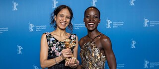 Oso de Oro a la mejor película para Dahomey de Mati Diop, aquí con la presidenta del jurado, Lupita Nyong'o