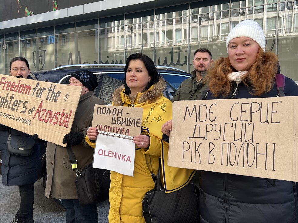 Тетяна (посередині у жовтій куртці) — сестра жертви теракту в Оленівці Дмитра Букарьова.