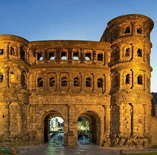 Die Römer haben in Trier eine ganze Reihe von Baudenkmälern hinterlassen, die heute UNESCO-Weltkulturerbe sind: das Stadttor, die Porta Nigra, ist zugleich das Wahrzeichen der Stadt.