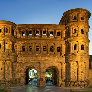 Die Römer haben in Trier eine ganze Reihe von Baudenkmälern hinterlassen, die heute UNESCO-Weltkulturerbe sind: das Stadttor, die Porta Nigra, ist zugleich das Wahrzeichen der Stadt.