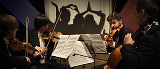 Die Quartett-Musiker David Danel und Roman Hranička spielen Geige, Ondřej Martinovský spielt Viola und Balázs Adorján das Cello. 
