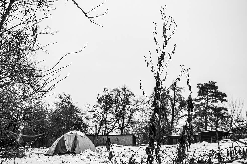 In einigen Gärten leben die Menschen auch im Winter in Zelten.